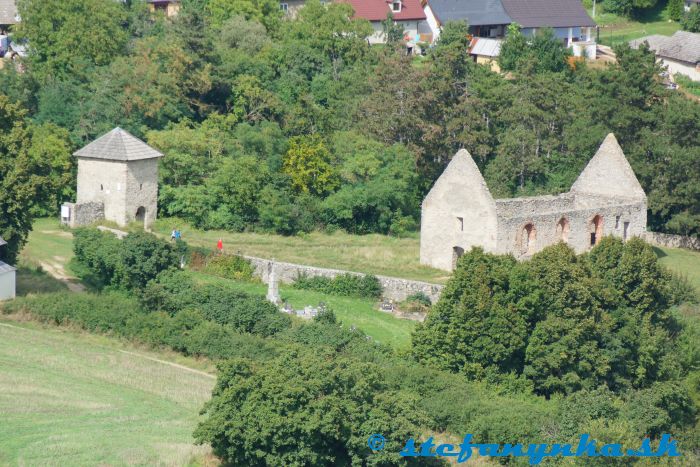 Haluzický kostolík z vyhliadky Hájnica. Medzi kostolíkom a Haluzicami je Haluzická tiesňava