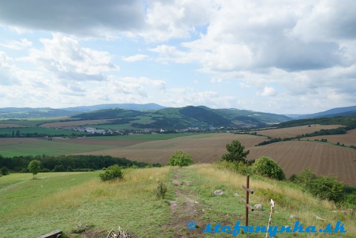 Z vyhliadky Hájnica. Dedina za poľom je Bošáca. Najvyšší kopec v ľavej časti na pozadí je Jelenec (takmer v strede) (vľavo od neho je Veľká Javorina). Niekde pod ním je osada Rolincová a zhruba po horizonte doprava viedol môj výlet (teda ja som došiel po tom horizonte sprava)