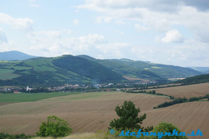 Časť trasy výletu. Začínal vpravo v strede. Pokračoval po hrebeni doľava na Bestinnú (najvyšší kopec v pravej časti), odtiaľ doľava poza Hlohovú a Lysicu (dva vrcholy v ľavej časti obrázka) a ešte vľavo a pod úpätím Jelenca (najvyšší kopec úplne vľavo) zišiel dolu takmer ku kostolu v Bešeňovej. Od kostola doprava krajom poľa