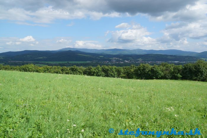 Nad Trenčianskymi Bohuslavicami. Vľavo vrch Inovec, vpravo od stredu je hrad Beckov