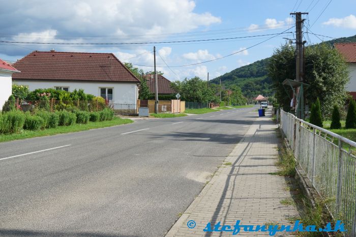 Trenčianske Bohuslavice, zastávka cintorín (leží na modrej značke). Prvou odbočkou doľava k rozcestníku so zelenou značkou, ktorou som došiel z Haluzíc