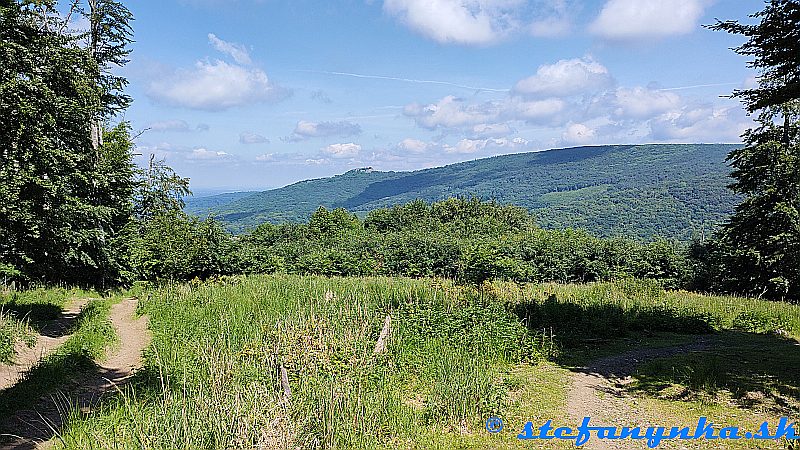 Svätý vrch - výhľad na Pajštún