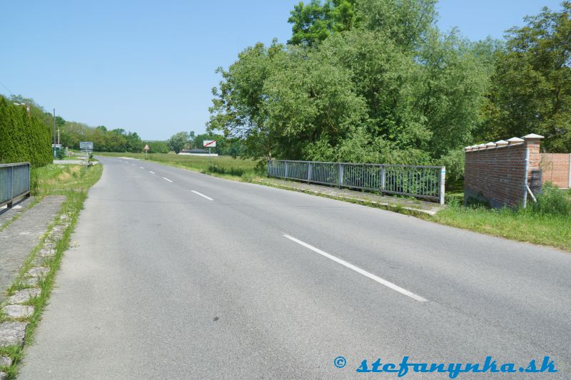 Rybky. Za tabuľou konca obce je hacienda, kam sa treba dostať