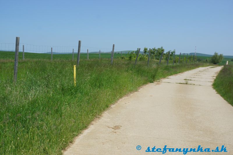 Vrch panelovej cesty, ktorá sa stáčala doprava, preč od Miléniového kríža. 