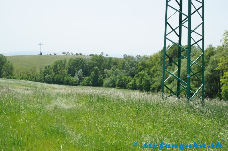 Miléniový kríž. Nad studničkou. Dolu za elektrickým stĺpom začínala lesná cestička v vpravo po pár metroch bola studnička