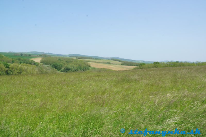 Pohľad od Miléniového kríža na kopček s betónovou cestou z Rohova