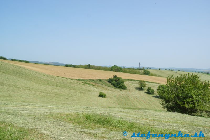 Nad kúpeľmi Smrdáky. Pohľad na Miléniový kríž