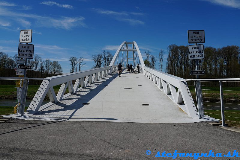 Most cez Moravu. Ešte som na moste nevidel ceduľku Vstup na vlastné nebezpečie. Teda aspoň na tých nových mostoch nie