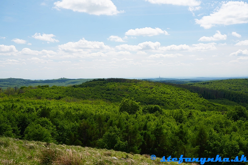 Na horizonte Veľký Javorník&nbsp; (vľavo) a vysielač na Kamzíku (vpravo od stredu)